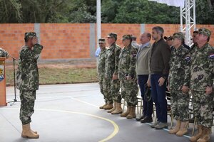 Mandatario presidió acto aniversario de las FF.AA. e inauguró destacamento en Salto del Guairá - .::Agencia IP::.