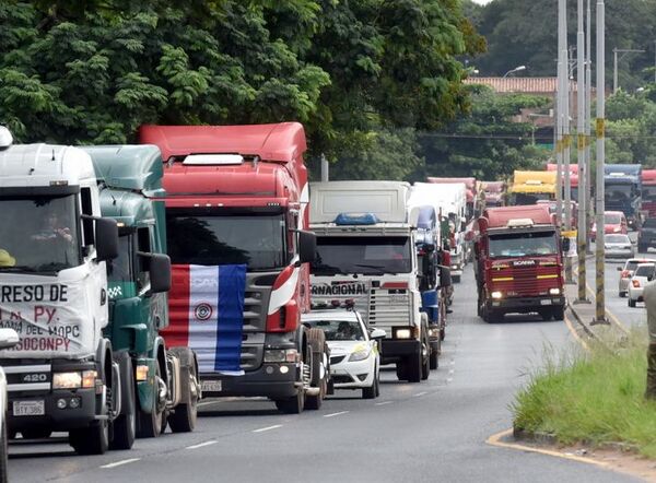 Camioneros volverán a movilizarse por la baja del combustible