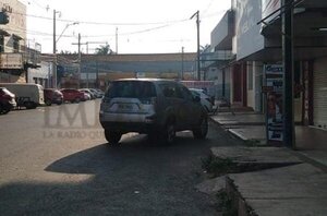 Policía Nacional incautó camioneta presuntamente blindada abandonada en la zona céntrica - Radio Imperio