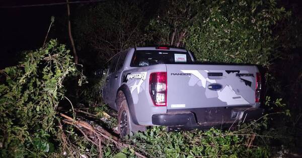La Nación / Ebrio al volante chocó contra columna de la Ande y dejó sin luz a vecinos de Itá