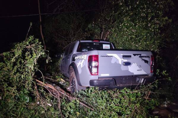 Crónica / Ganó una camio, salió a festejar, pero bien “alegre” chocó y dejó al rollo sin luz