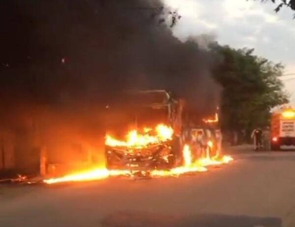 Crónica / ¿Y si caminamos? En menos de 24 horas dos colectivos ¡ardieron en llamas!