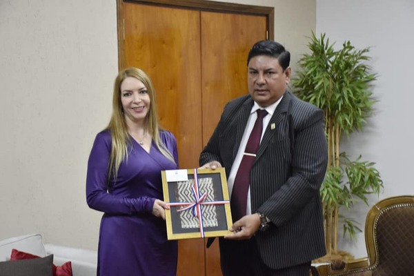 Visita y saludo protocolar de la Presidente Subrogante de la Corte Nacional de Justicia del Ecuador, al Gobernador de Itapúa