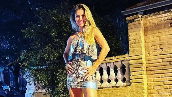Crónica / Alicia Ramírez mostró su arte pintando vasijas