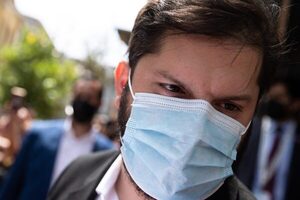 Agreden a golpes al hermano del presidente Boric en el centro de Santiago de Chile - MarketData