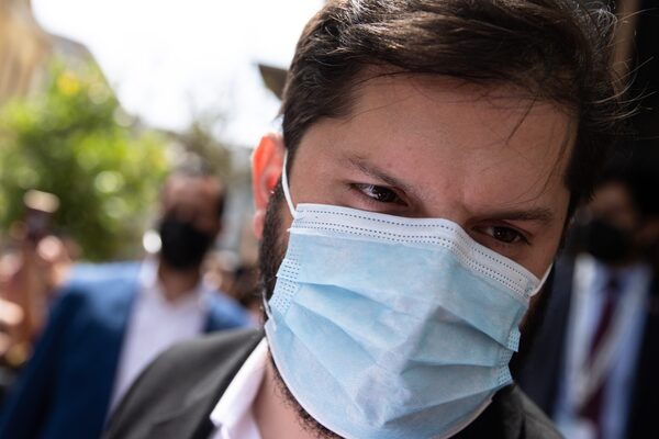Agreden a golpes al hermano del presidente Boric en el centro de Santiago de Chile - MarketData