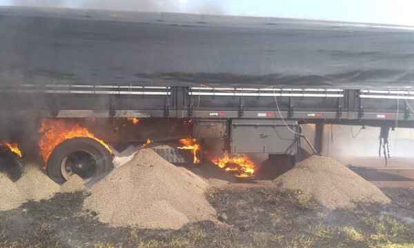 Camionero pierde toda la carga tras incendio de carreta