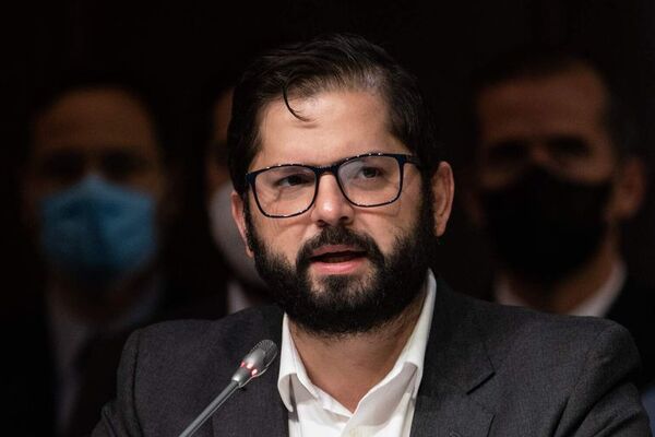 Agreden a golpes al hermano del presidente Boric en el centro de Santiago - Mundo - ABC Color