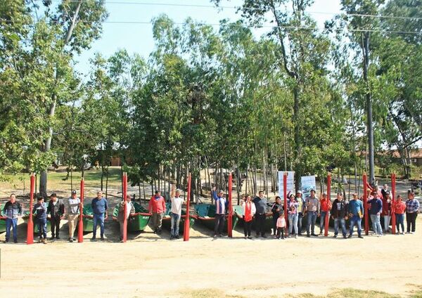 Pescadores de Mburika, Ñeembucú, reciben nuevas canoas - Nacionales - ABC Color