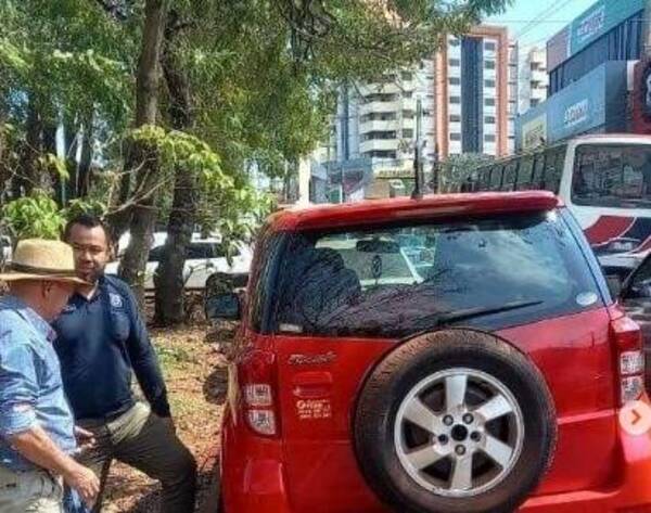 Crónica / "¡Me robaron la camioneta!" he'i kara'i que había sido estacionó oootro lado