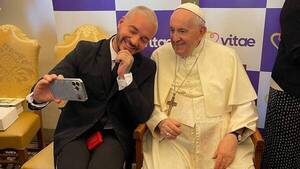 Crónica / JBalvin visitó el Vaticano y se hizo selfie con el Papa