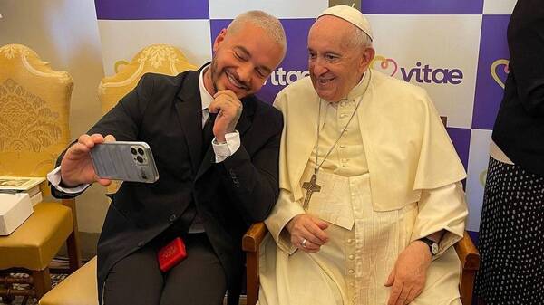 Crónica / JBalvin visitó el Vaticano y se hizo selfie con el Papa