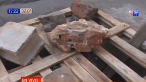 Denuncian que un gran pozo apeligra a transeúntes en Asunción