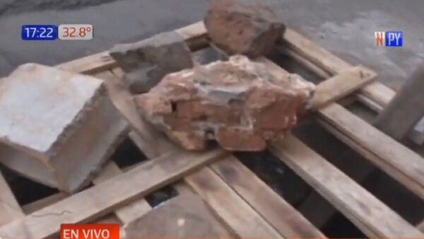 Denuncian que un gran pozo apeligra a transeúntes en Asunción