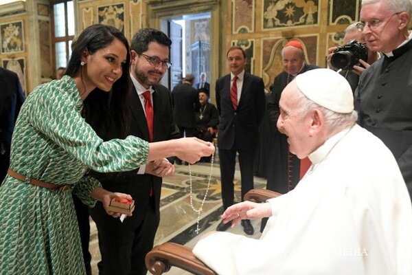 Diputado obsequia rosario al Papa como símbolo de gratitud - ADN Digital