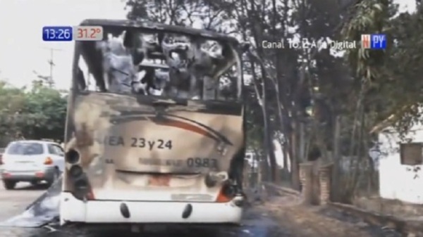 Otro bus que arde en Limpio - Paraguaype.com