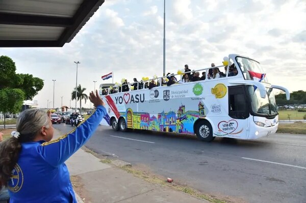 En caravana, Adalberto Martínez se traslada hasta la Catedral