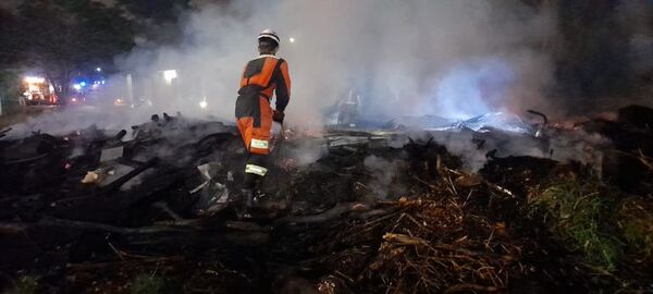 Controlan incendio de mediana magnitud ocurrido en el Campus de la UNA - Policiales - ABC Color