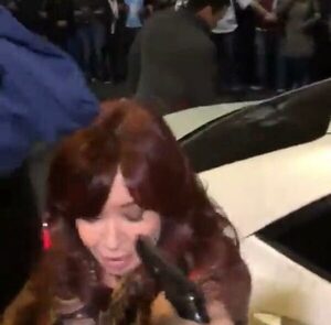 (VIDEO) Un rapai intenta balear a la vicepresidenta argentina, Cristina Fernández