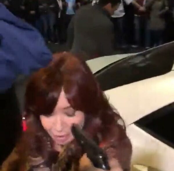 (VIDEO) Un rapai intenta balear a la vicepresidenta argentina, Cristina Fernández