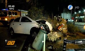 Perdió la dirección y chocó contra un árbol en Asunción | Telefuturo
