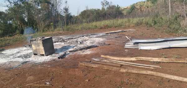 VIVIENDA SE CONSUMIÓ POR COMPLETO TRAS INCENDIO EN FRAM