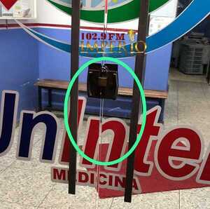 Alumnos reclaman por cierre de puerta con candado en universidad en hora de clases - Radio Imperio