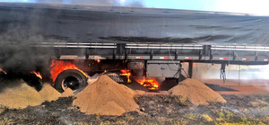 Camión se incendia con 31 mil kilos de fertilizantes calcáreo sobre Ruta PY07 - La Clave