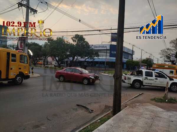 Vehículo chocó por una columna de la ANDE en el centro de la ciudad - Radio Imperio
