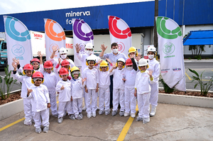 Celebran Día del Niño en escuelas e instituciones con el apoyo de Minerva Foods | Lambaré Informativo