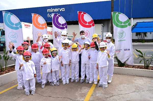 Celebran Día del Niño en escuelas e instituciones con el apoyo de Minerva Foods | Lambaré Informativo
