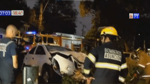 Automovilista chocó un árbol y escapó a pie - Paraguaype.com