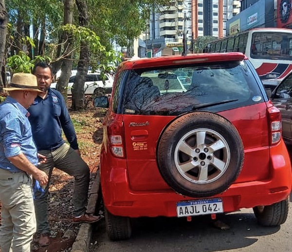 Movilizó a la Policía al olvidar dónde estacionó su camioneta - La Clave