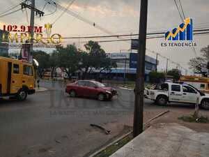 Vehículo chocó contra una columna de la ANDE en el centro de la ciudad - Radio Imperio