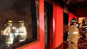 Incendio consume gran parte de una seccional colorada en Ñemby