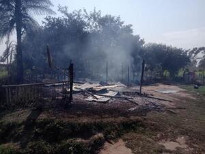 Humilde familia de la localidad de Atinguy lo pierde todo tras incendio total de su vivienda.