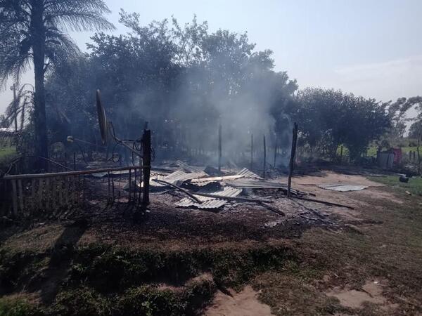Humilde familia de la localidad de Atinguy lo pierde todo tras incendio total de su vivienda.