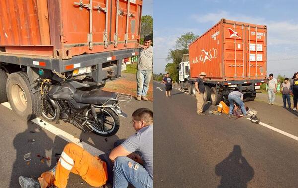 Motociclista choca contra camión estacionado y queda gravemente herido en Coronel Oviedo – Prensa 5