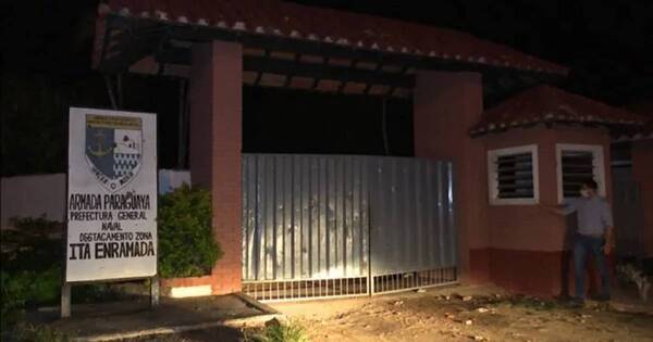 La Nación / Contrabandistas habrían atacado la prefectura naval de Itá Enramada
