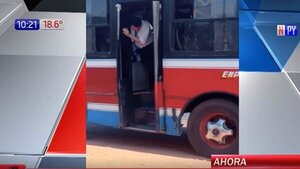 Hombre grabó carrera de buses y el chofer lo echó a patadas del colectivo | Noticias Paraguay