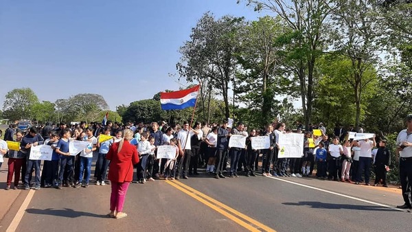 PADRES DE FAMILIA CIERRAN RUTA PARA PEDIR LOMADAS FRENTE A UNA ESCUELA EN SANTA ROSA DEL AGUARAY - La Voz del Norte