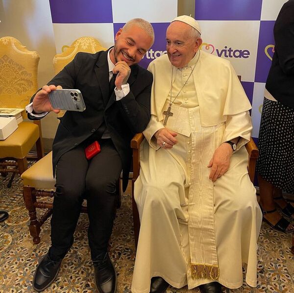 Mirá cómo fue el encuentro de J Balvin con el papa Francisco - Gente - ABC Color