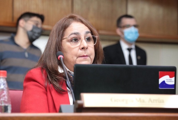 Senadora borra tuits tras aluvión de críticas