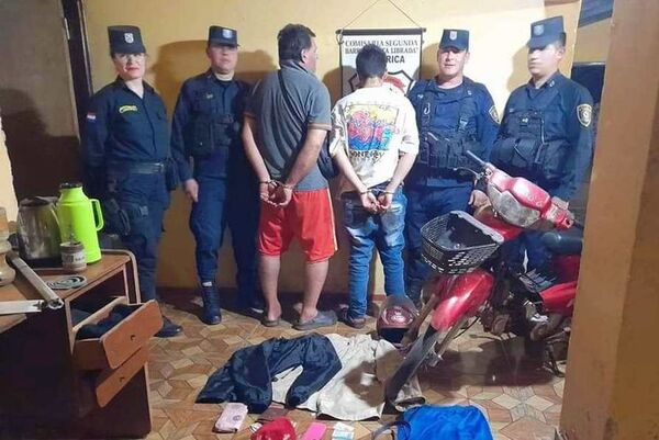 Padre e hijo, supuestos motochorros, detenidos por ola de asaltos - Policiales - ABC Color