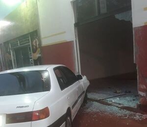 Hernandarias: vehículo al mando de conductor alcoholizado choca contra un salón - ABC en el Este - ABC Color