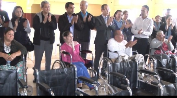 Entregan sillas de ruedas a municipalidad de Franco