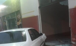 Hernandarias: Ebrio al volante chocó contra local comercial