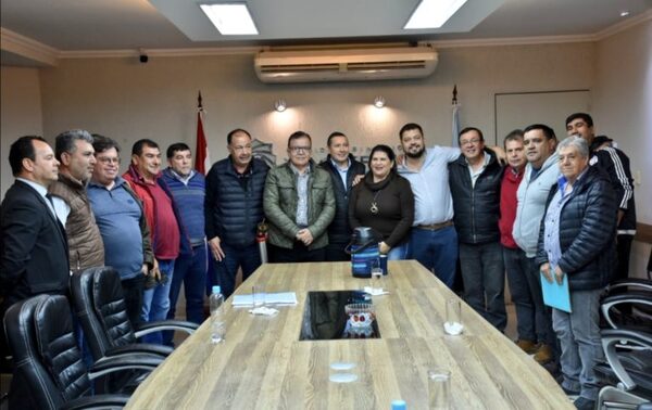 Liga Encarnacena acuerda con la EBY recepción de moderno estadio de fútbol
