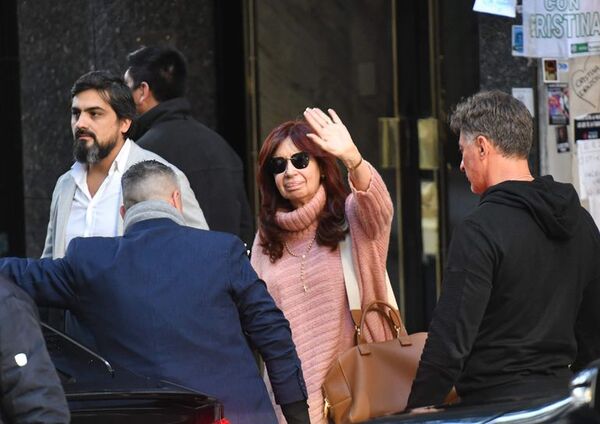 Cristina Fernández se retira de su domicilio horas después del atentado - Mundo - ABC Color