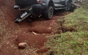 Conductor lesionado tras choque con alcantarillado